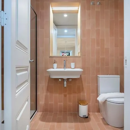 Amazing 5 Bd 5 Bathroom Next To Plaza Catalunya