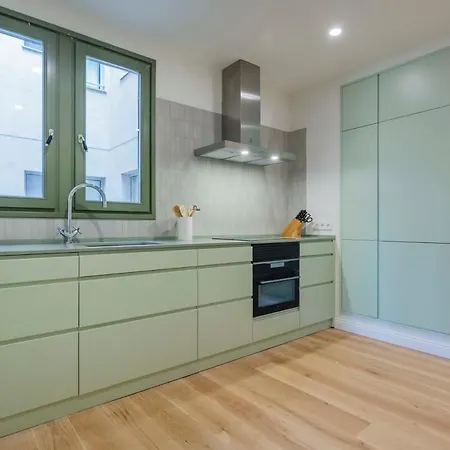Amazing 5 Bd 5 Bathroom Next To Plaza Catalunya
