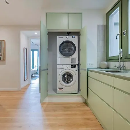 Amazing 5 Bd 5 Bathroom Next To Plaza Catalunya *